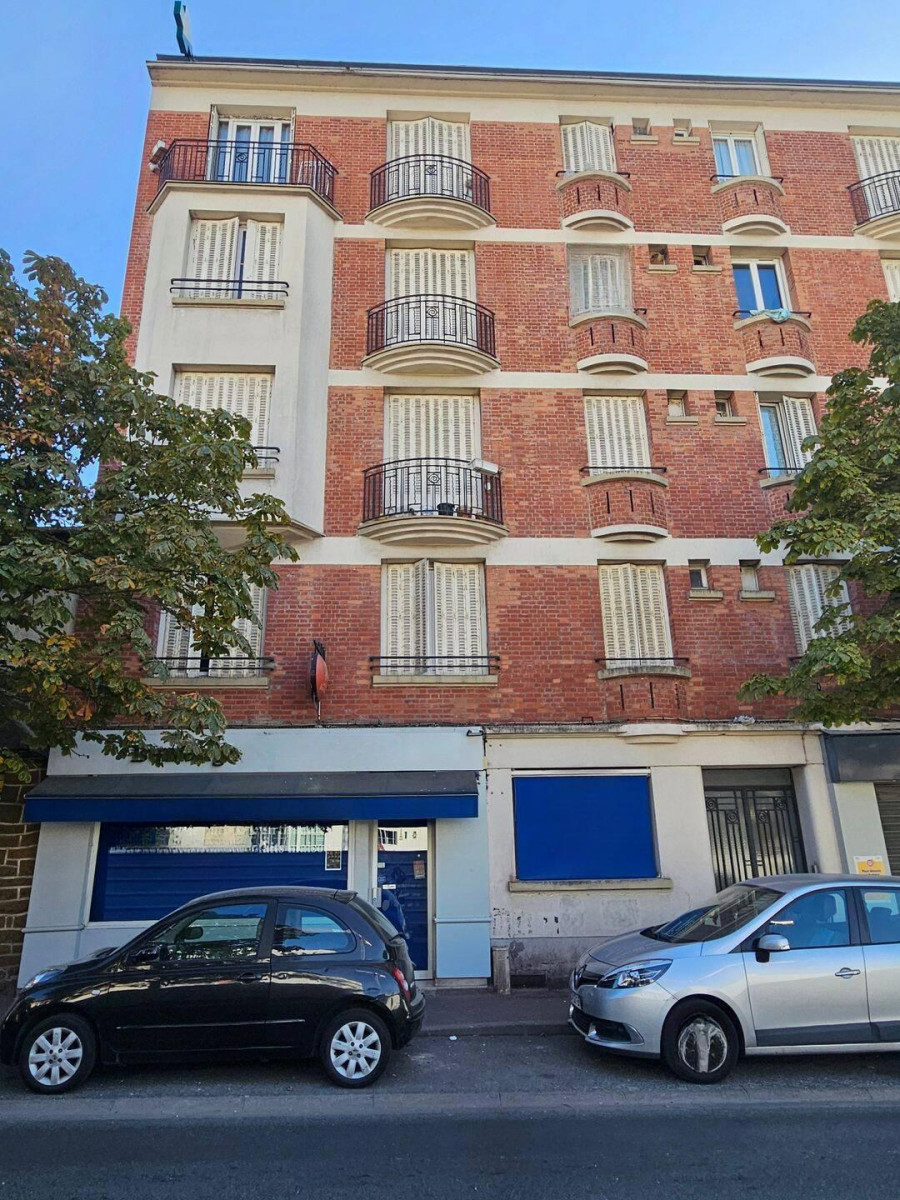 
                                                Location
                                                 Studio meublé rénové de 22 m² avec petit balcon