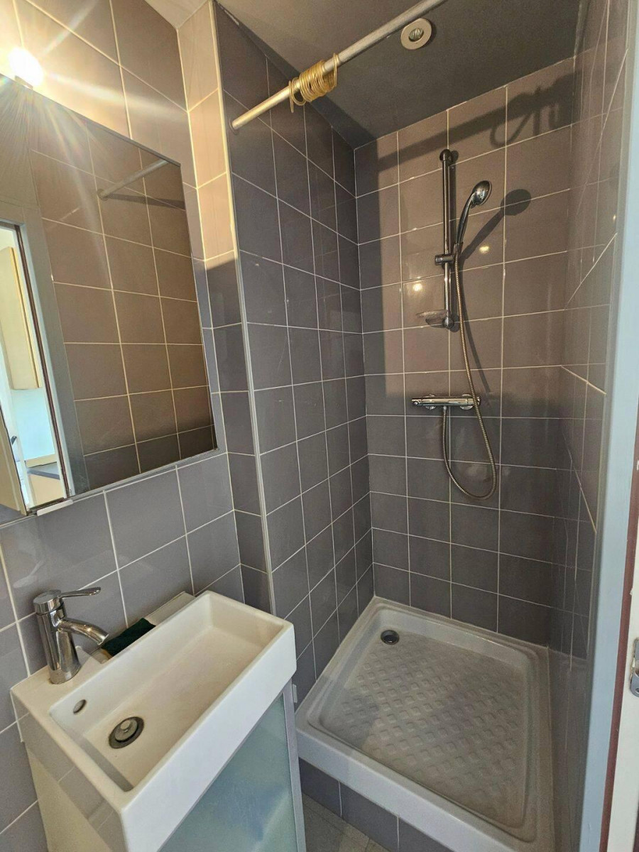
                                                Location
                                                 Studio meublé rénové de 22 m² avec petit balcon