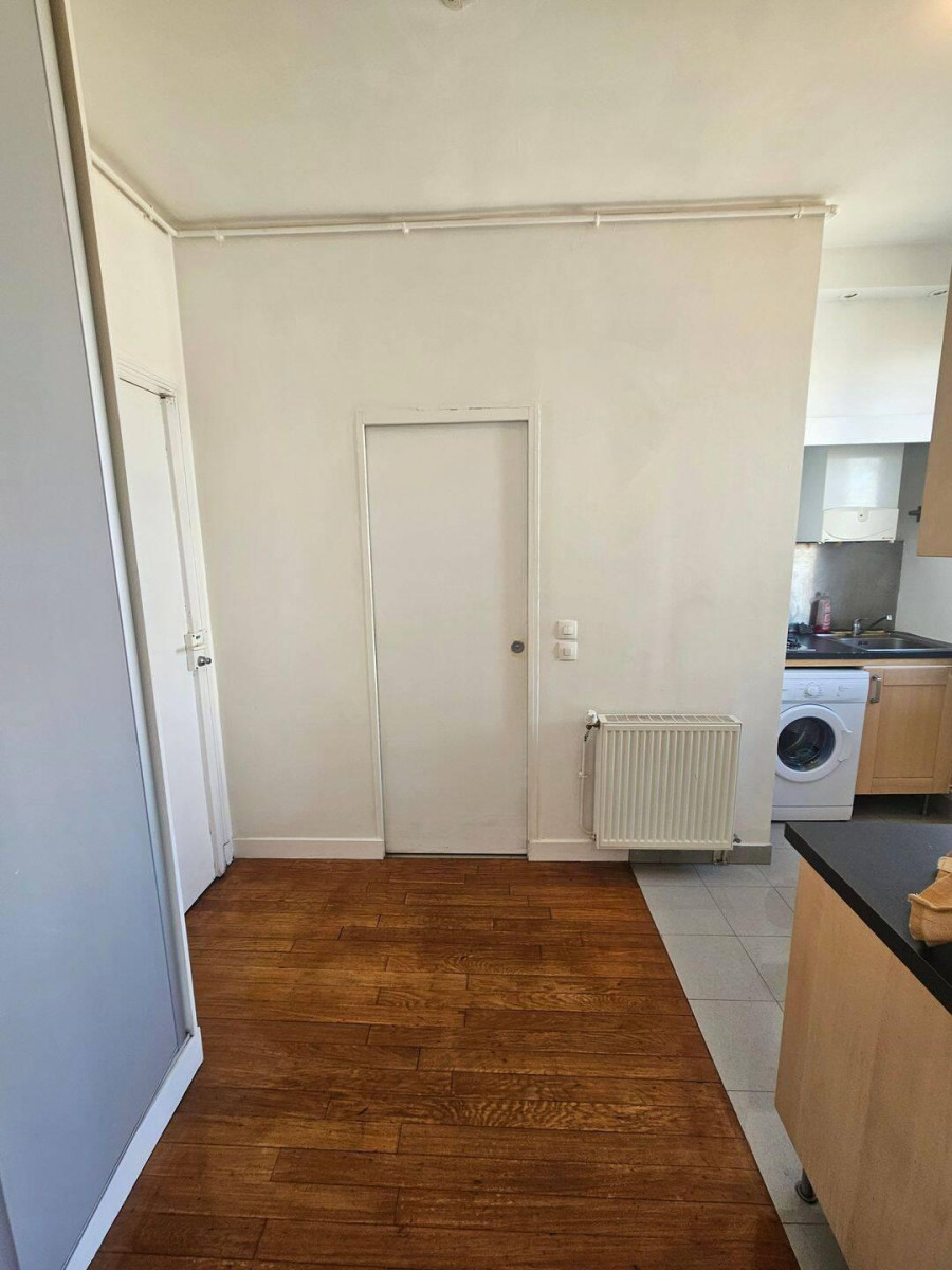 
                                                Location
                                                 Studio meublé rénové de 22 m² avec petit balcon