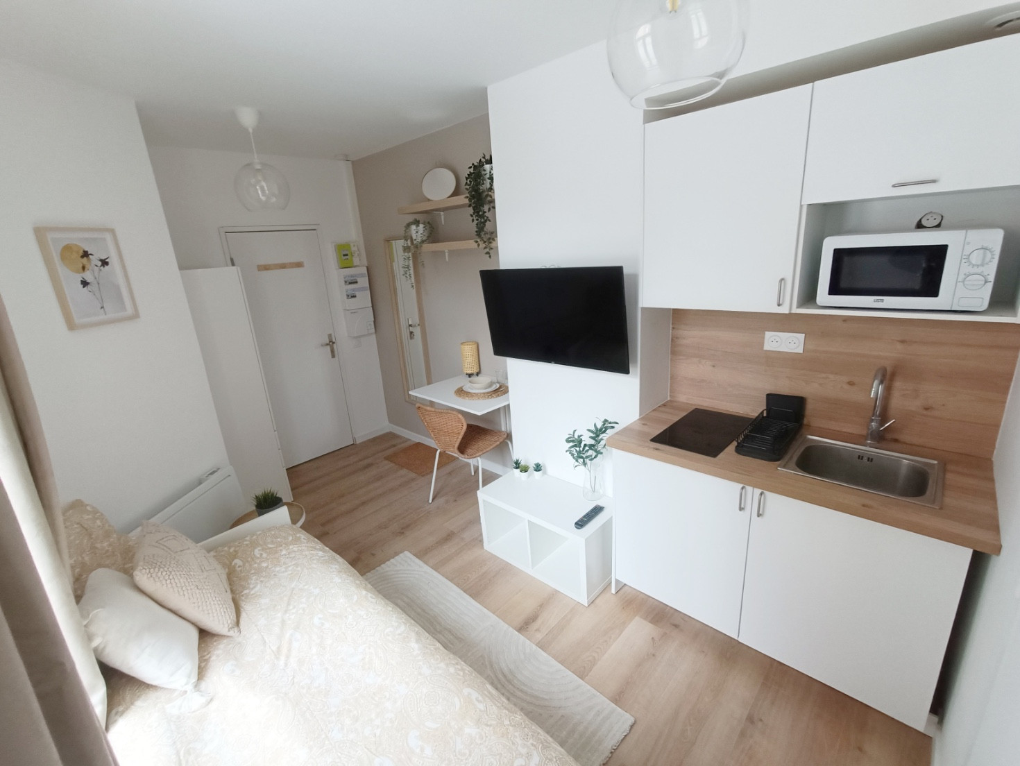 
                                                Location
                                                 Studio meublé, salle de sport Henriville