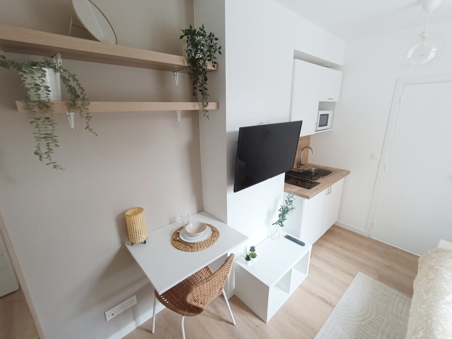 
                                                Location
                                                 Studio meublé, salle de sport Henriville