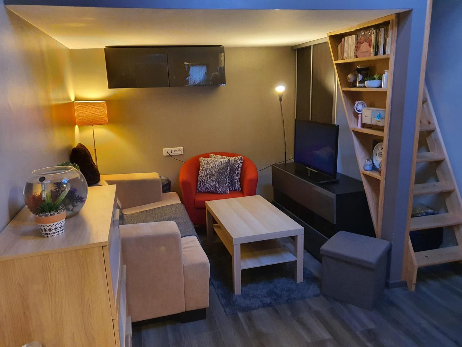 
                                                Location
                                                 Studio meublé, simple et prêt à s’installer.