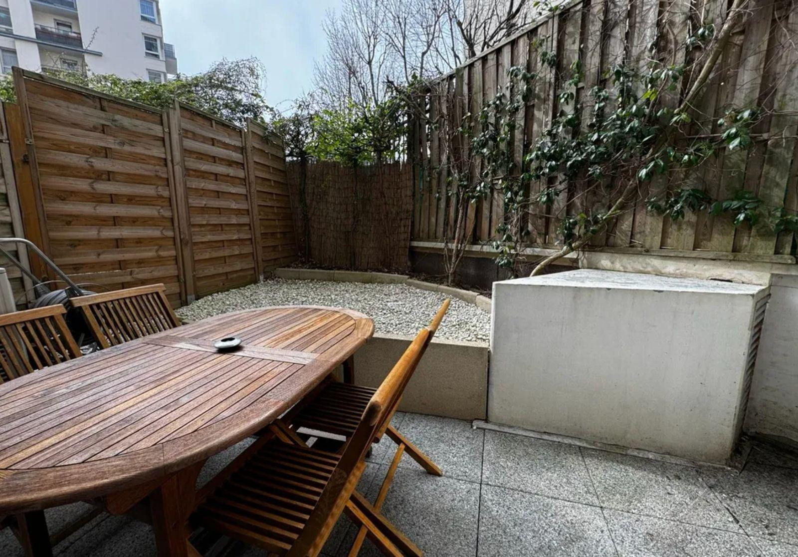 
                                                Location
                                                 Studio meublé terrasse