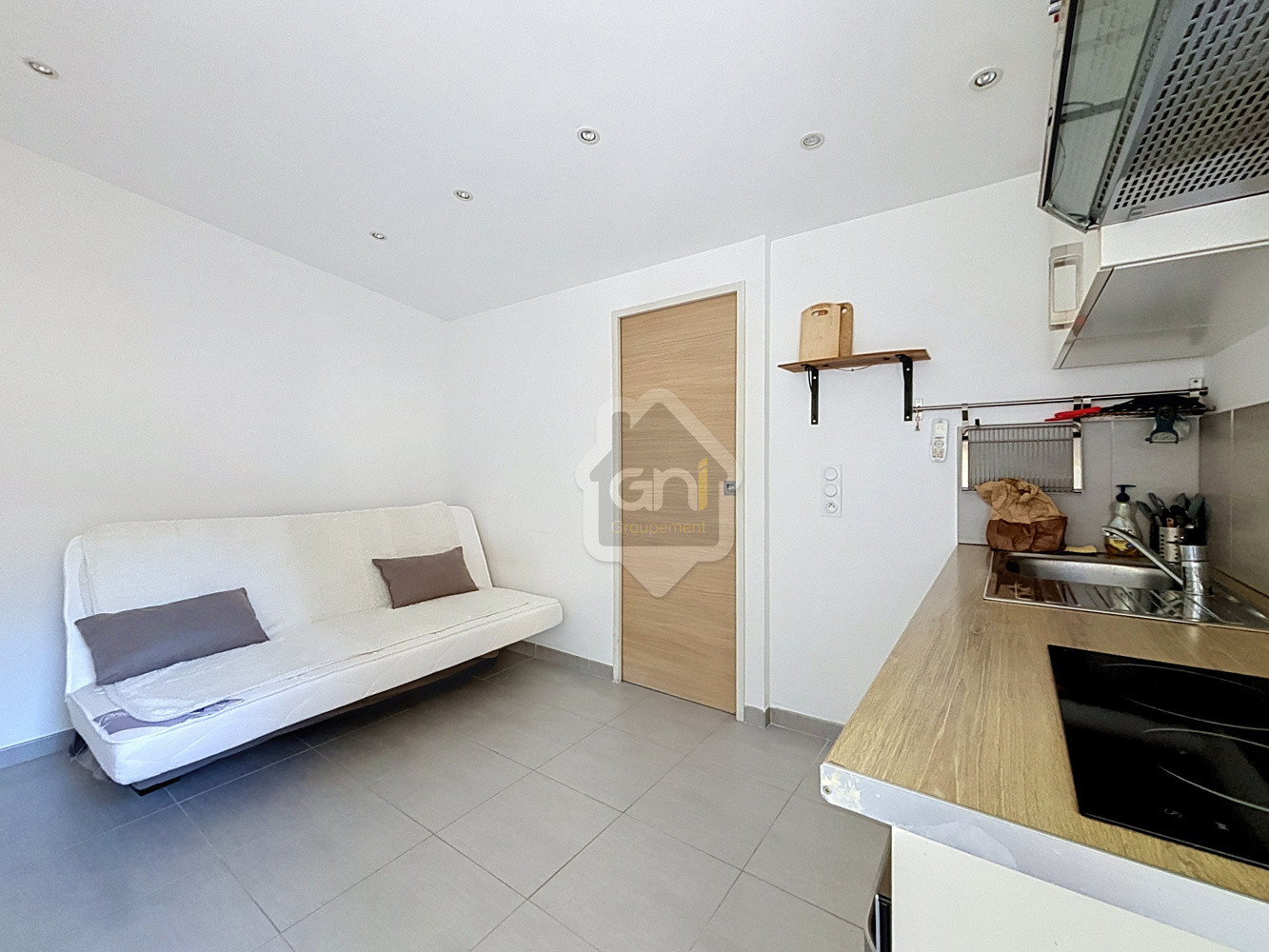 
                                                Location
                                                 Studio meublé - terrasse