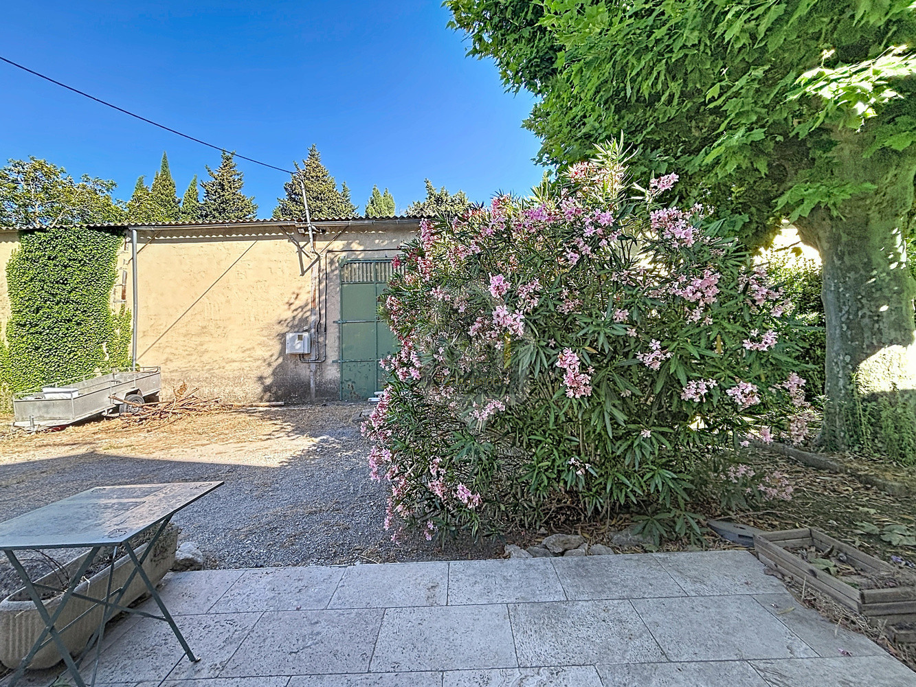 
                                                Location
                                                 Studio meublé - terrasse