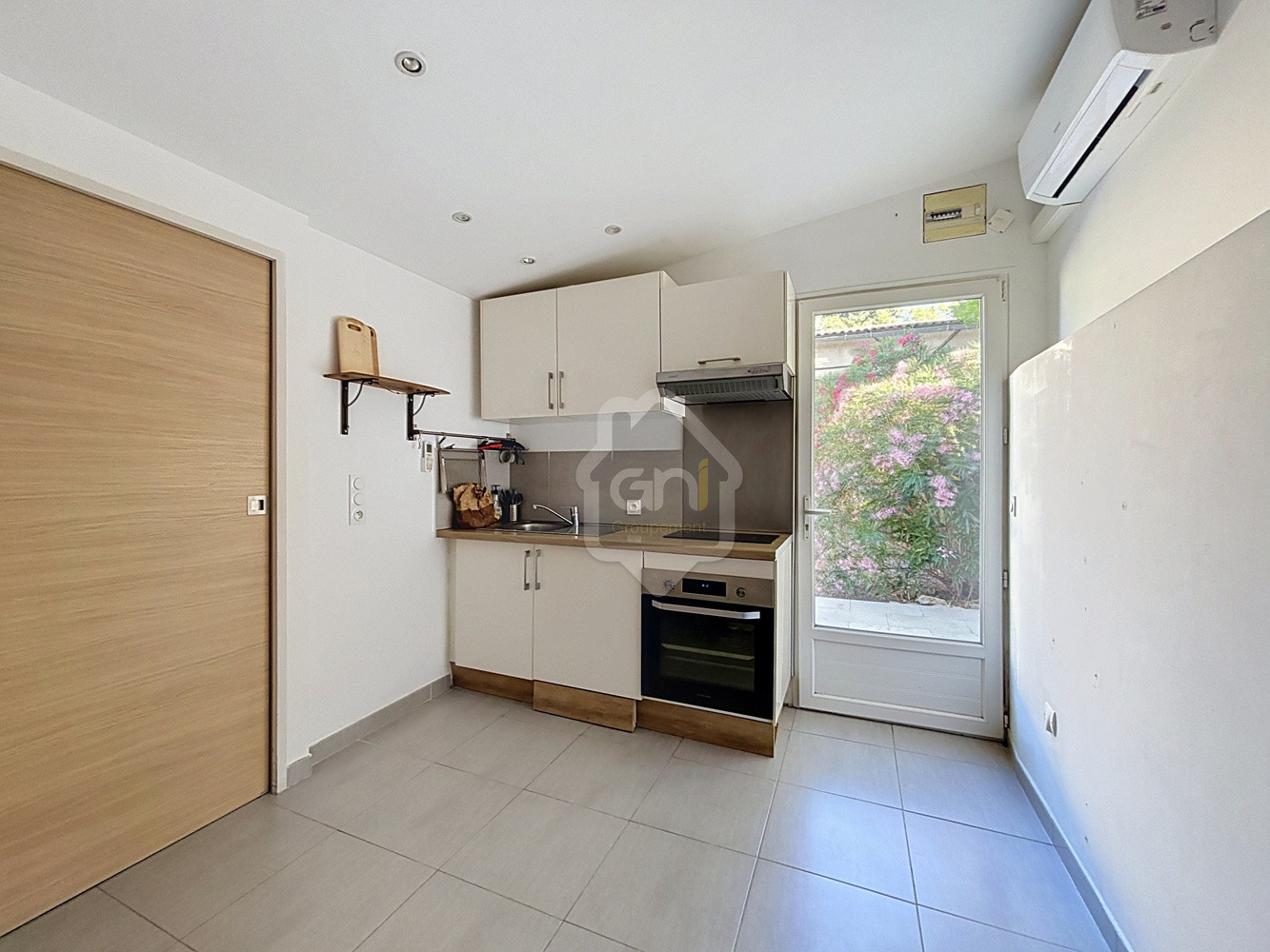 
                                                Location
                                                 Studio meublé - terrasse