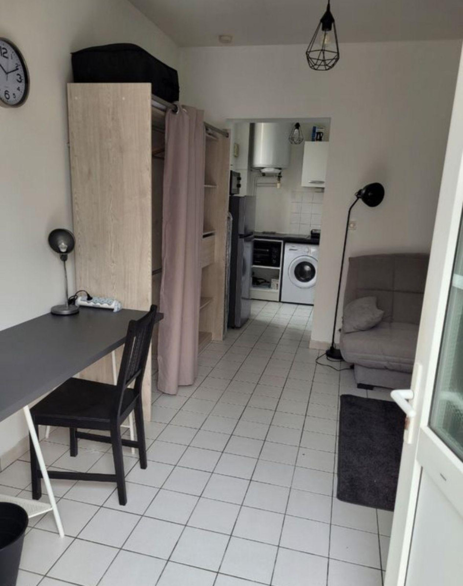 
                                                Location
                                                 Studio meublé tout équipé