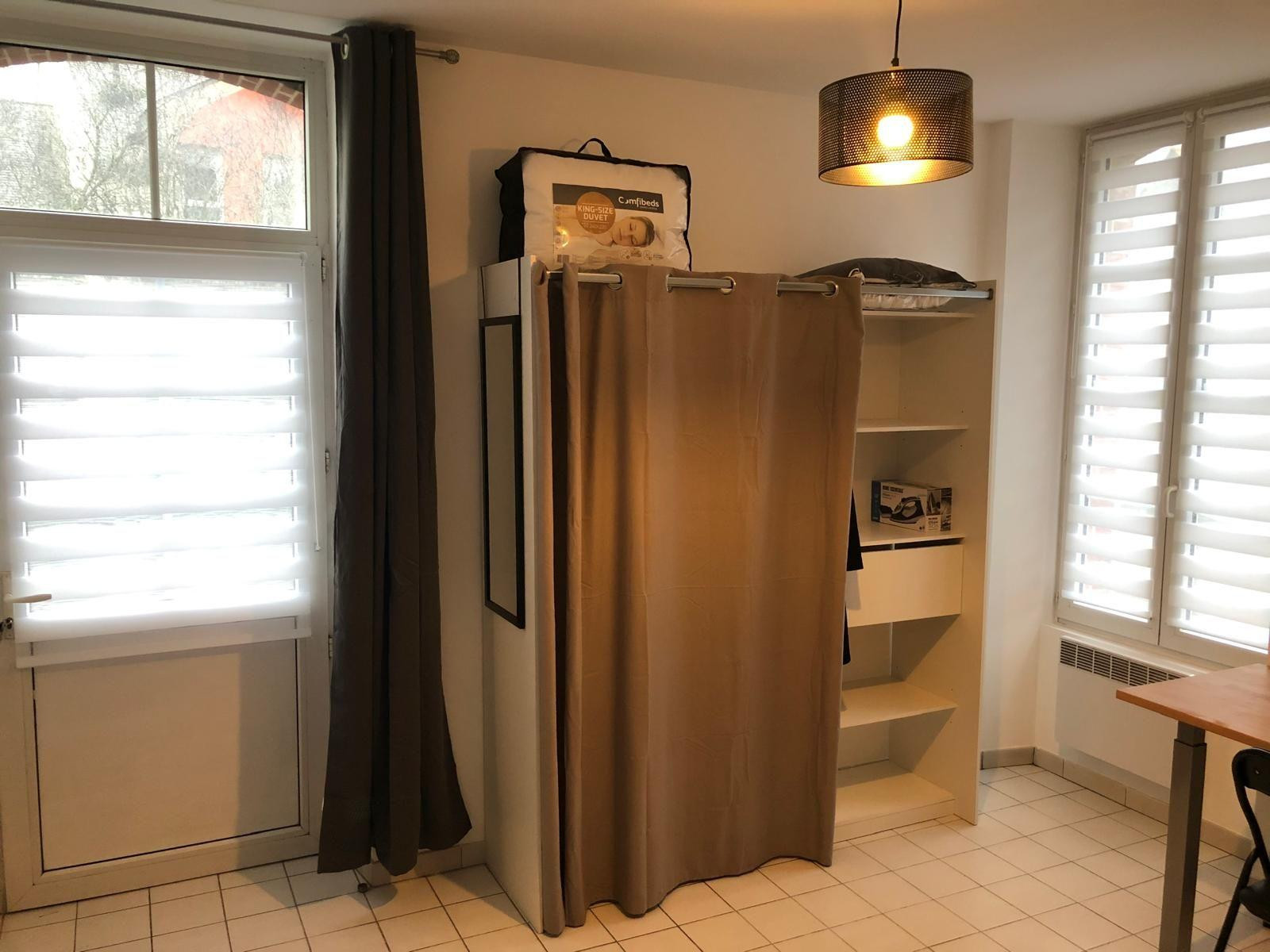 
                                                Location
                                                 Studio meublé tout équipé