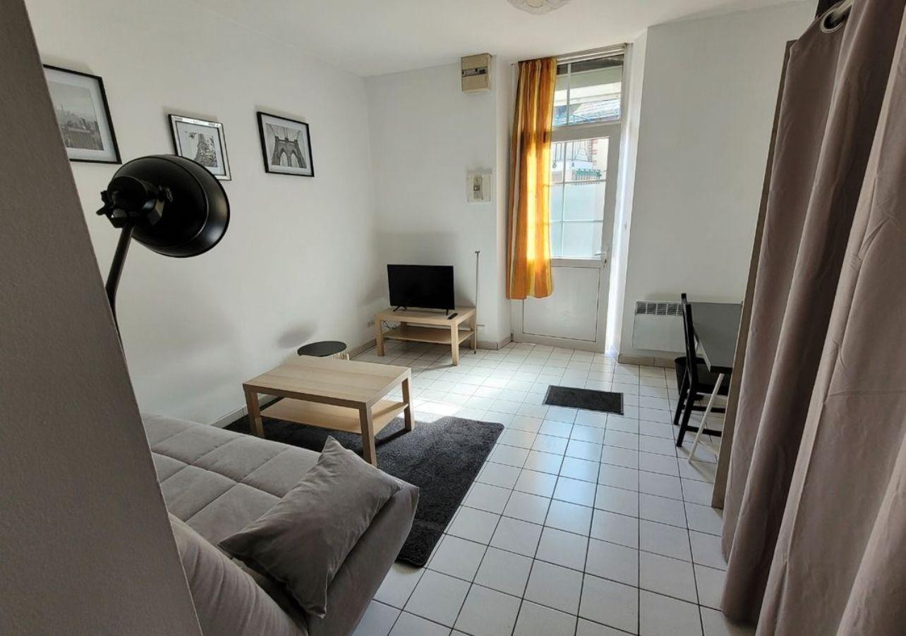
                                                Location
                                                 Studio meublé tout équipé