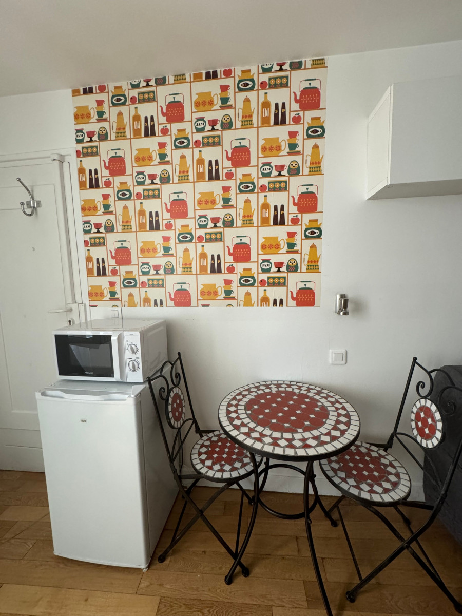 
                                                Location
                                                 Studio meublé - tout équipé - village de montmatre (loyer tout inclus)