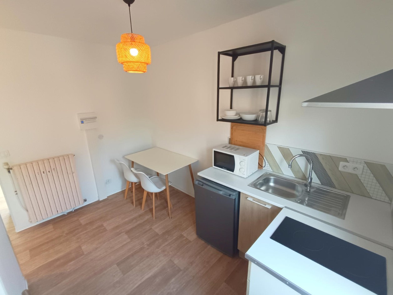 
                                                Location
                                                 Studio meublé tout inclus St-Roch