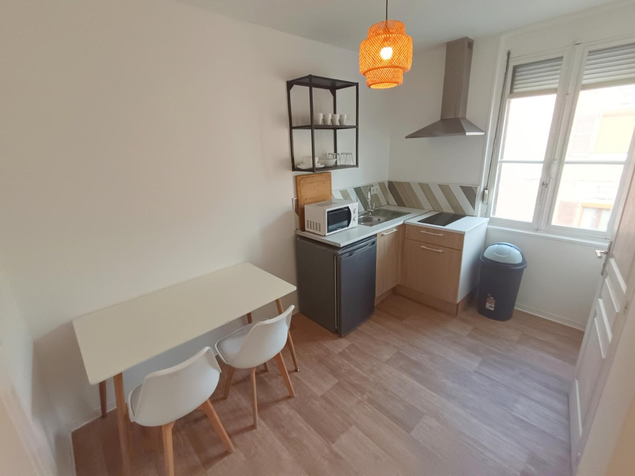 
                                                Location
                                                 Studio meublé tout inclus St-Roch