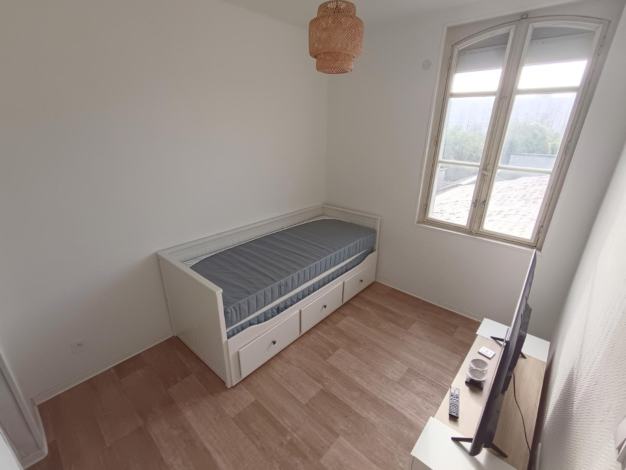 
                                                Location
                                                 Studio meublé tout inclus St-Roch