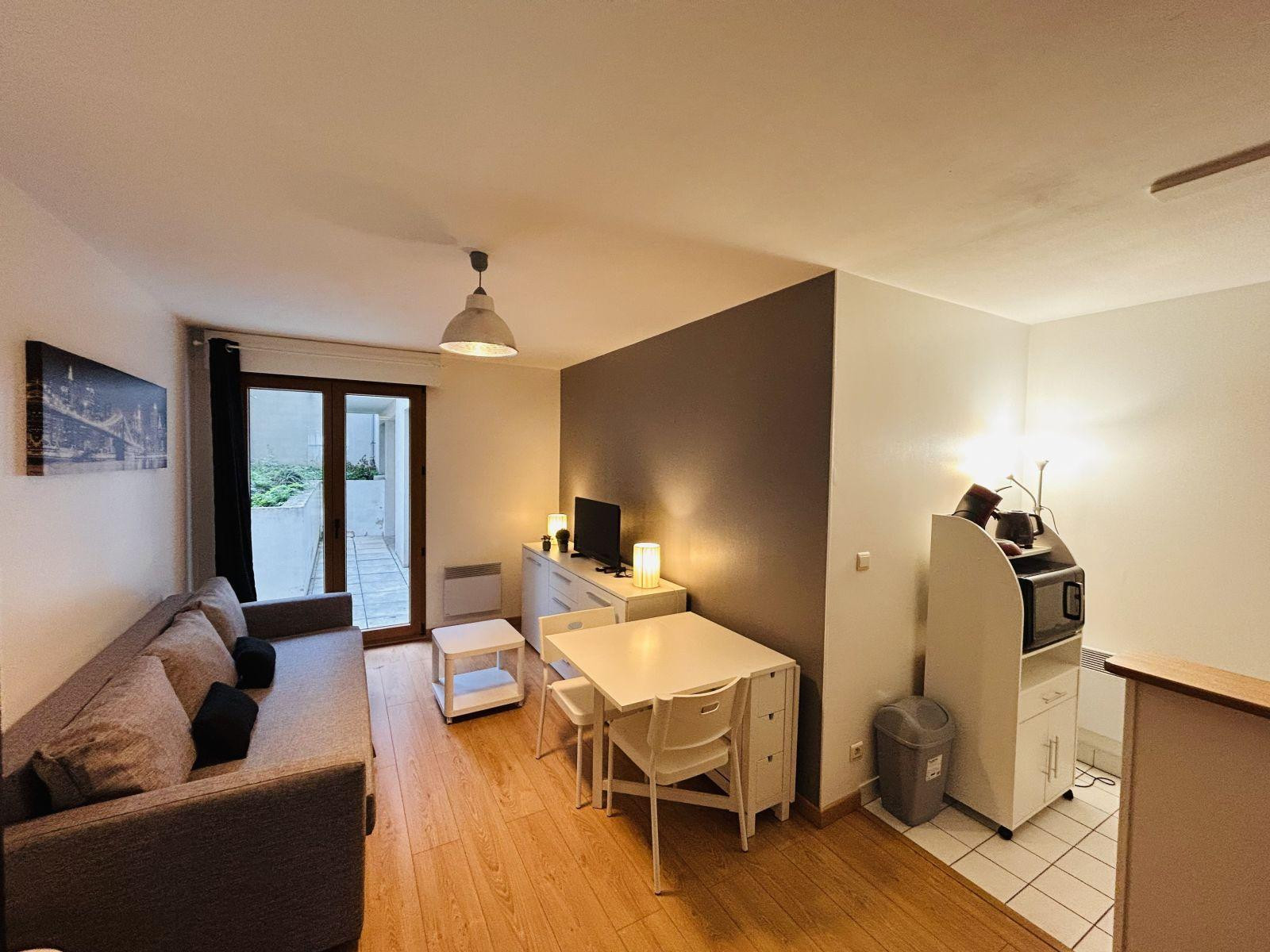 
                                                Location
                                                 Studio meublé toutes charges comprises