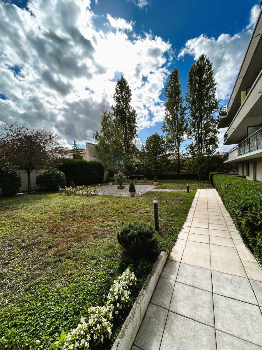 
                                                Location
                                                 Studio meublé toutes charges comprises