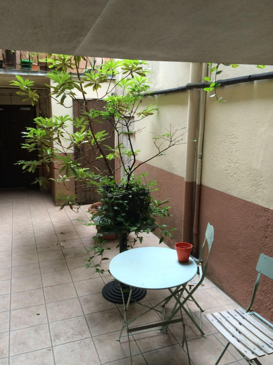 
                                                Location
                                                 Studio meublé très agréable avec patio fleuri