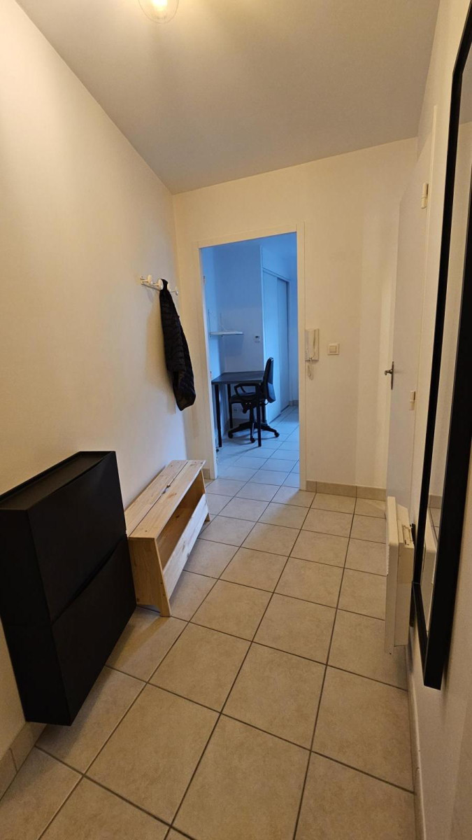 
                                                Location
                                                 Studio meublé, très bon état
Idéal étudiant(e).