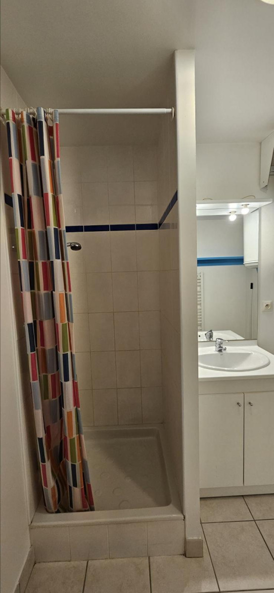 
                                                Location
                                                 Studio meublé, très bon état
Idéal étudiant(e).