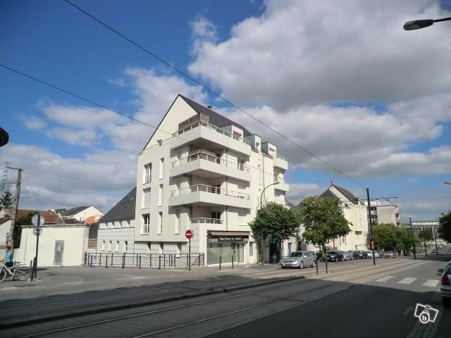 
                                                Location
                                                 Studio meublé, très bon état
Idéal étudiant(e).