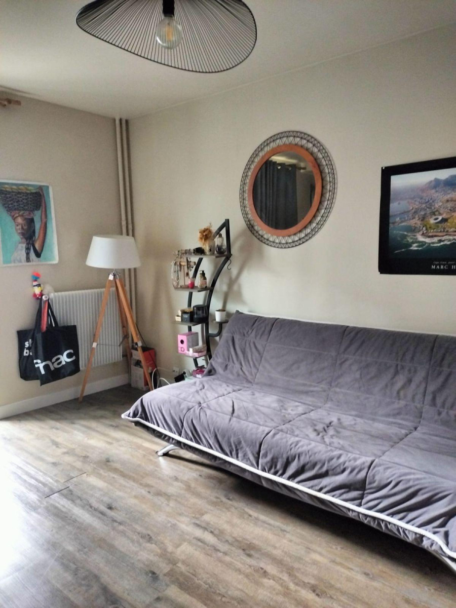 
                                                Location
                                                 Studio meublé + Véranda, chauffage compris, Calme