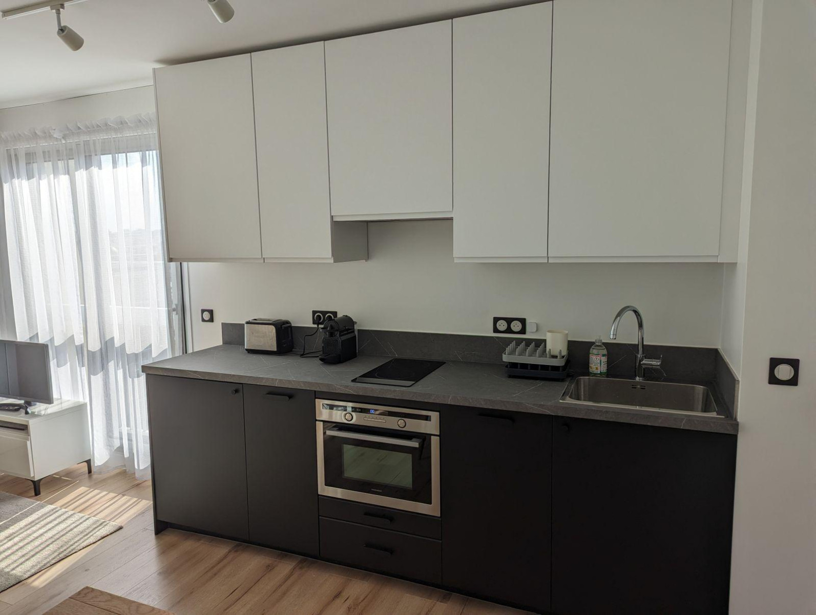 
                                                Location
                                                 Studio meublé, vue exceptionnelle, rue commerçante