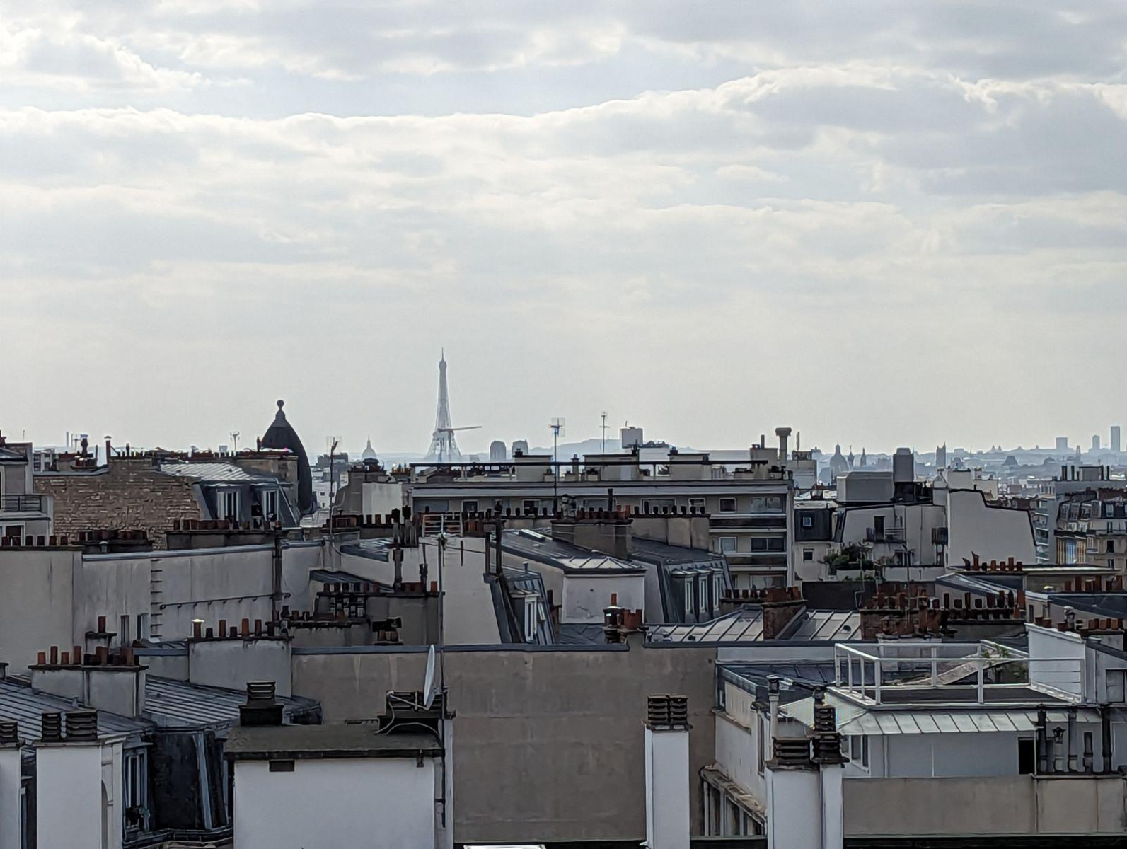 
                                                Location
                                                 Studio meublé, vue exceptionnelle, rue commerçante