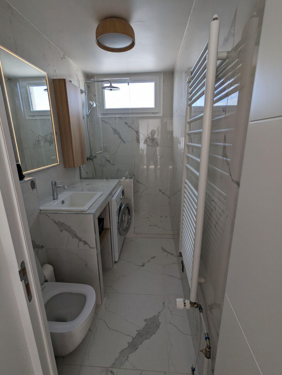 
                                                Location
                                                 Studio meublé, vue exceptionnelle, rue commerçante