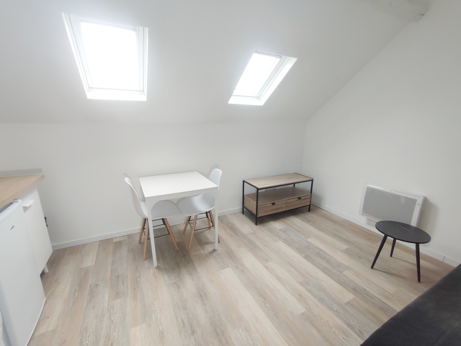 
                                                Location
                                                 Studio moderne avec cuisine ouverte