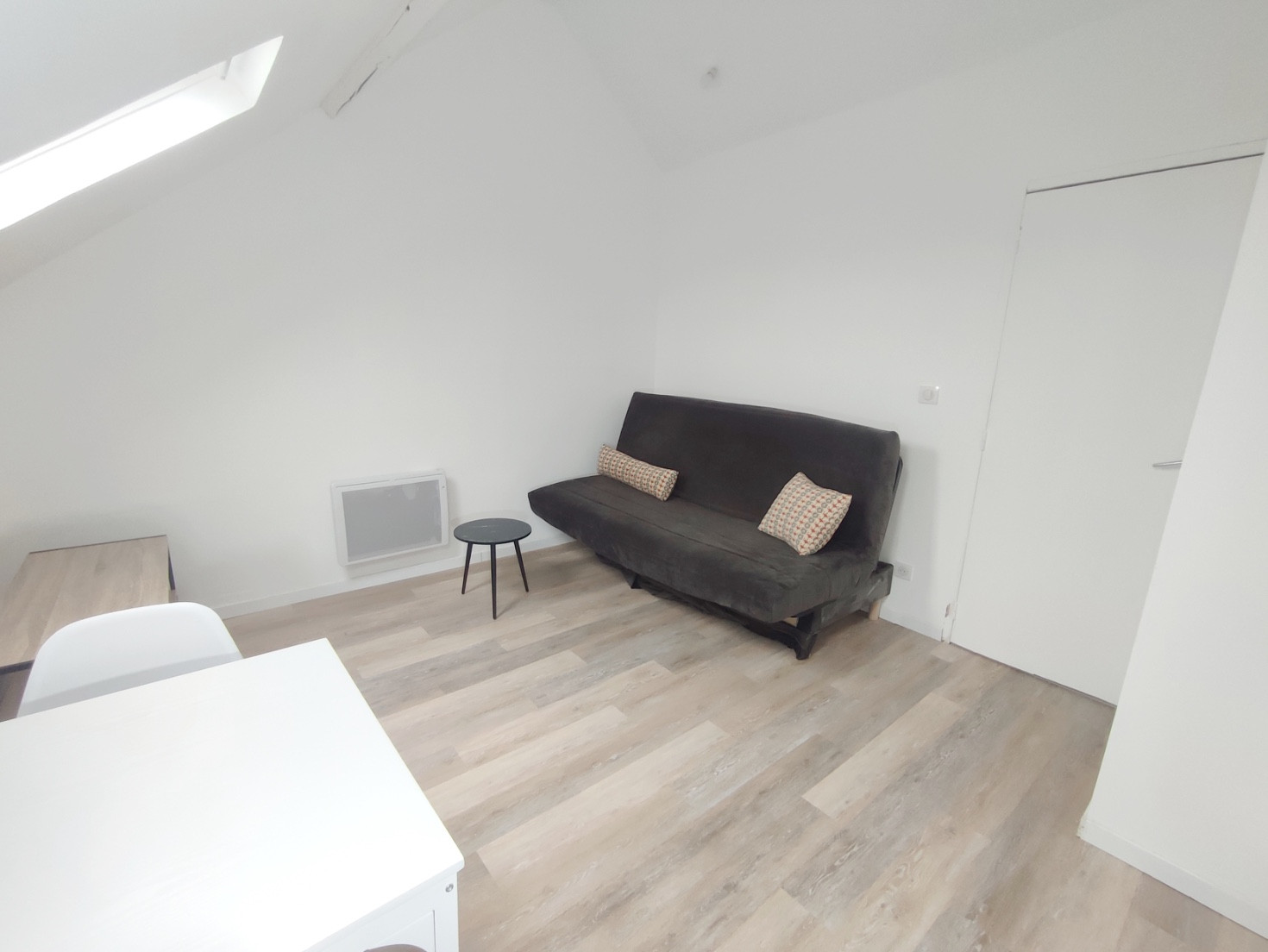 
                                                Location
                                                 Studio moderne avec cuisine ouverte