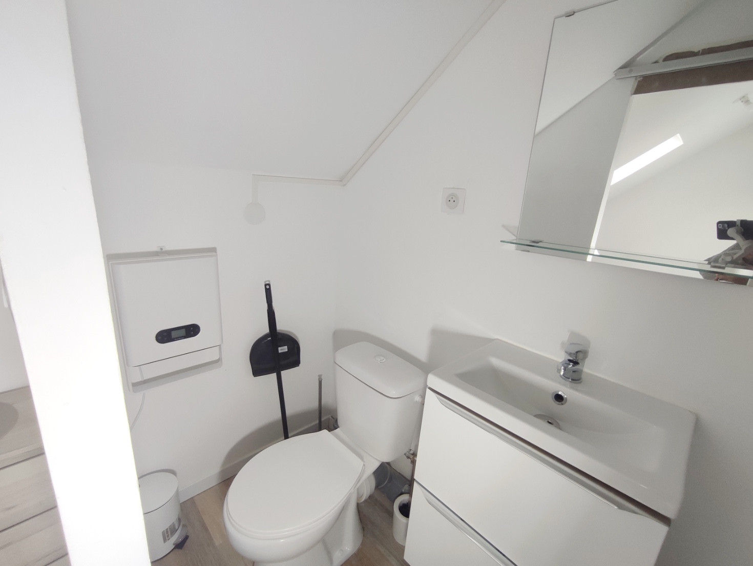 
                                                Location
                                                 Studio moderne avec cuisine ouverte
