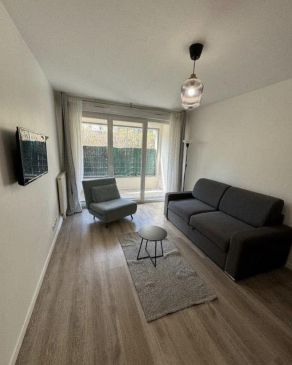 
                                                Location
                                                 Studio moderne avec terrasse
