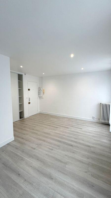 
                                                Location
                                                 Studio NON MEUBLÉ, refait entièrement à neuf