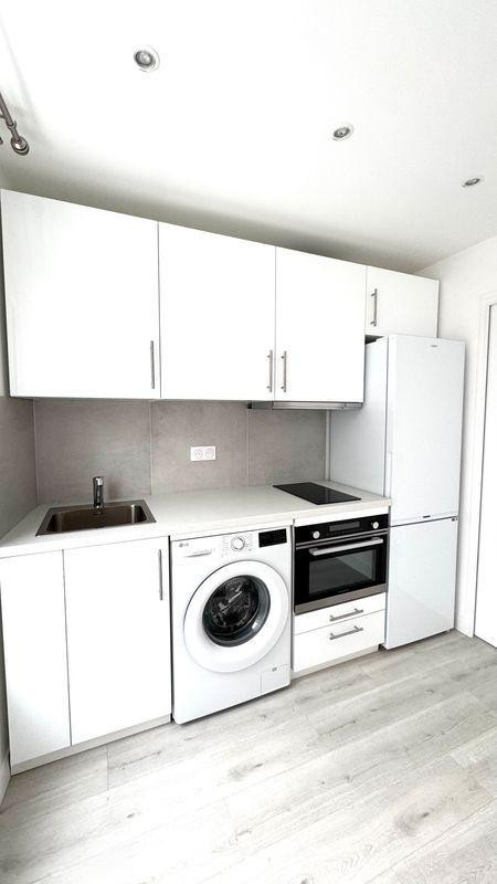 
                                                Location
                                                 Studio NON MEUBLÉ, refait entièrement à neuf