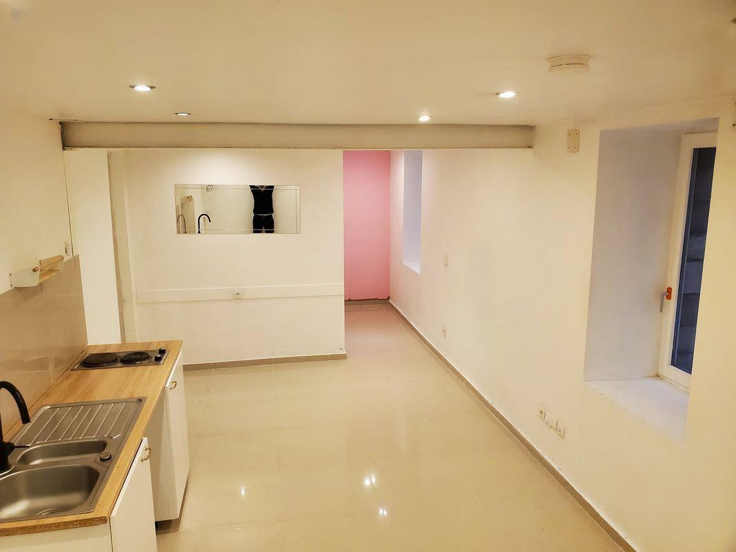 
                                                Location
                                                 Studio orangerie