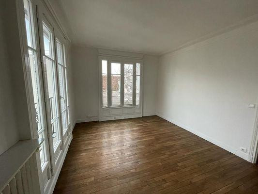 
                                                Location
                                                 Studio Paris Alesia