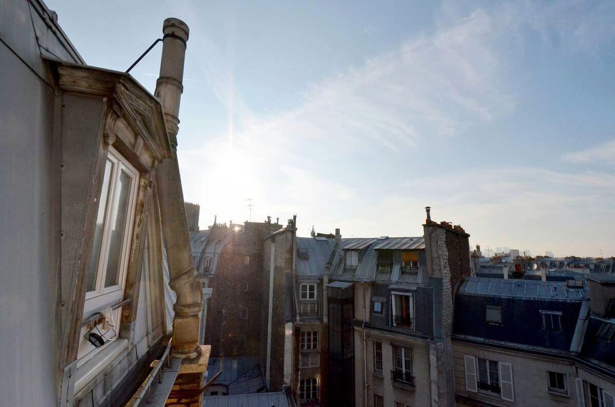 
                                                Location
                                                 Studio Place Pereire