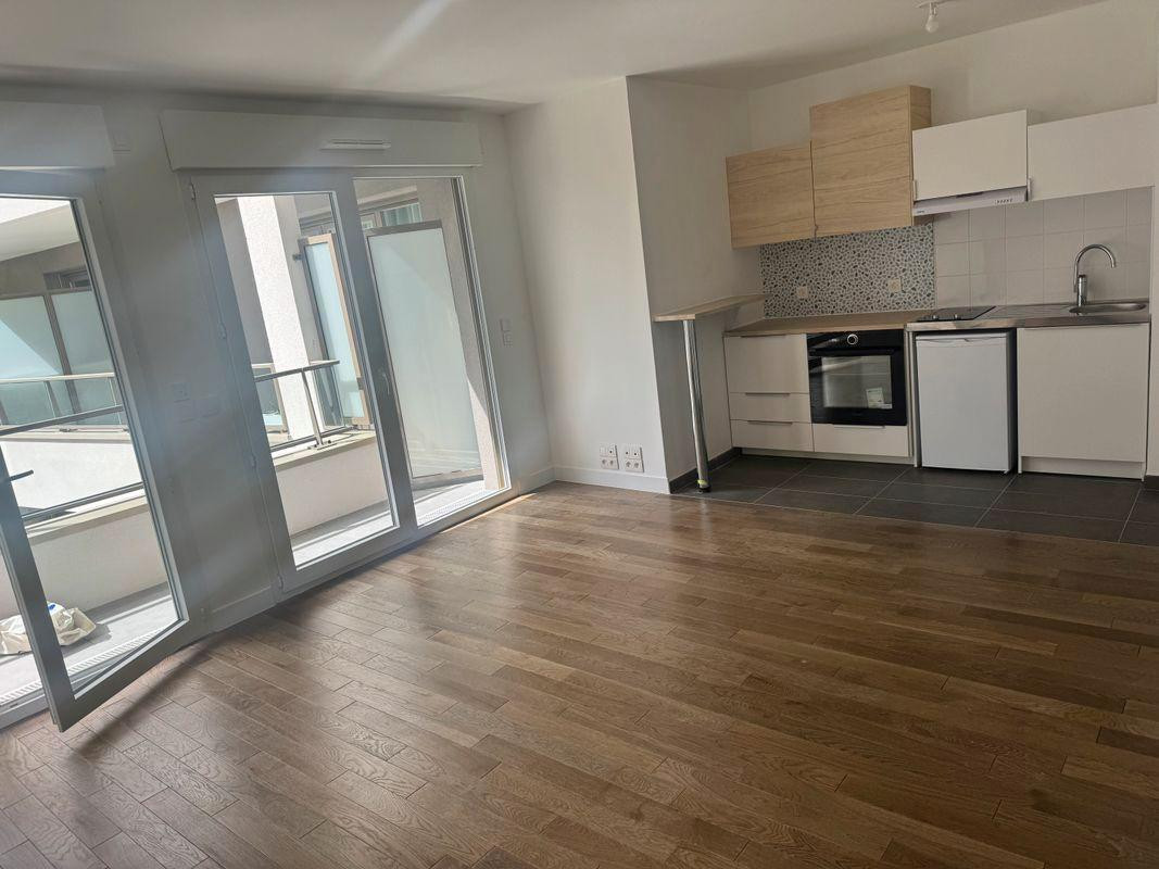 
                                                Location
                                                 Studio quasi neuf de 33m² avec balcon