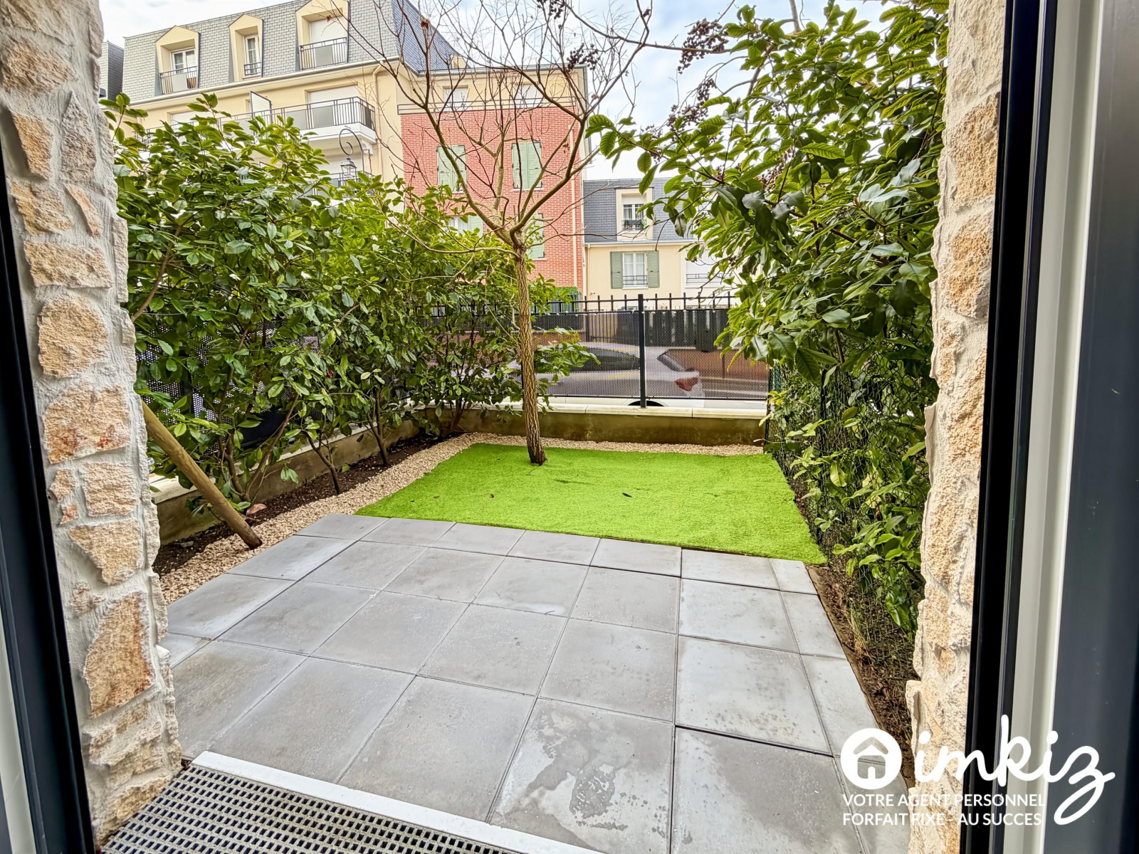 
                                                Vente
                                                 Studio récent avec jardin