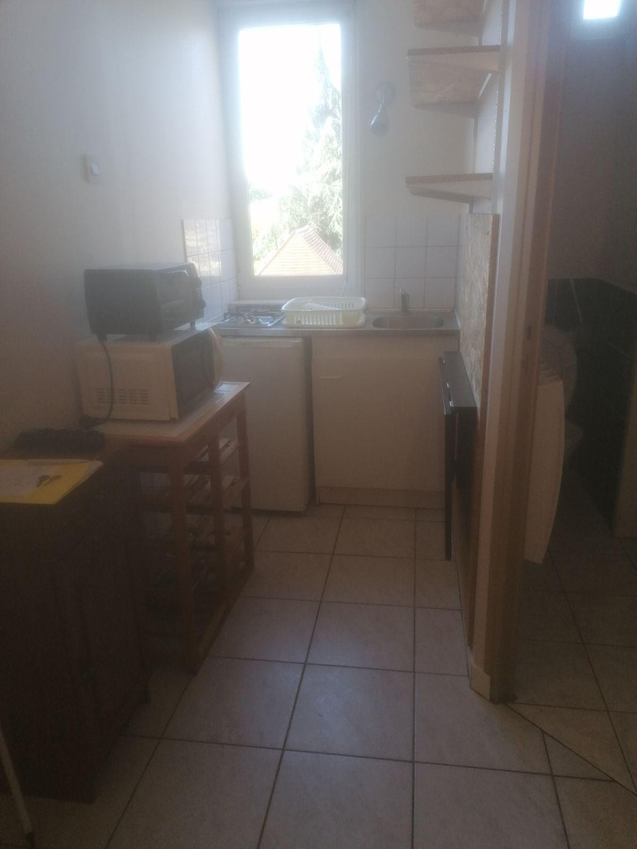 
                                                Location
                                                 Studio refait à neuf