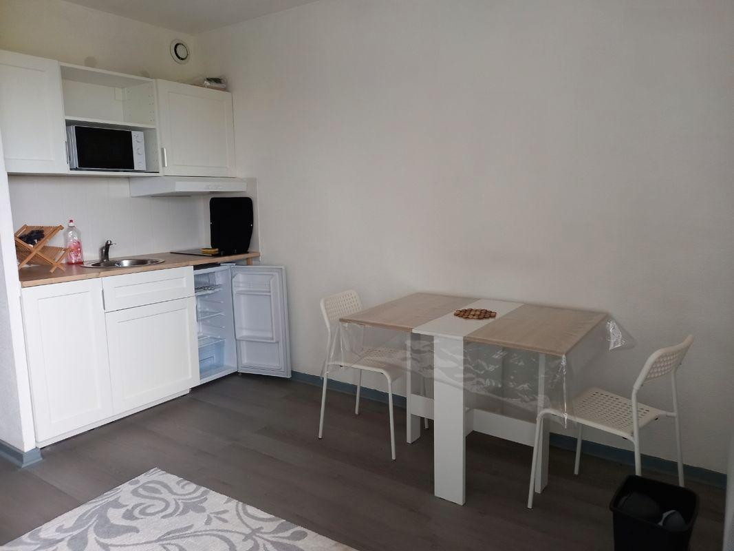 
                                                Location
                                                 Studio refait à neuf