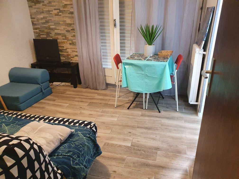 
                                                Location
                                                 Studio refait à neuf