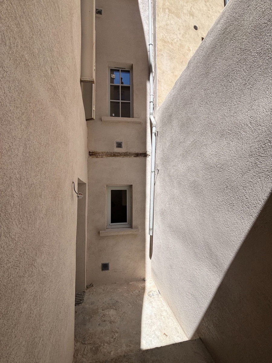 
                                                Location
                                                 Studio refait à neuf avec cour - Centre ville
