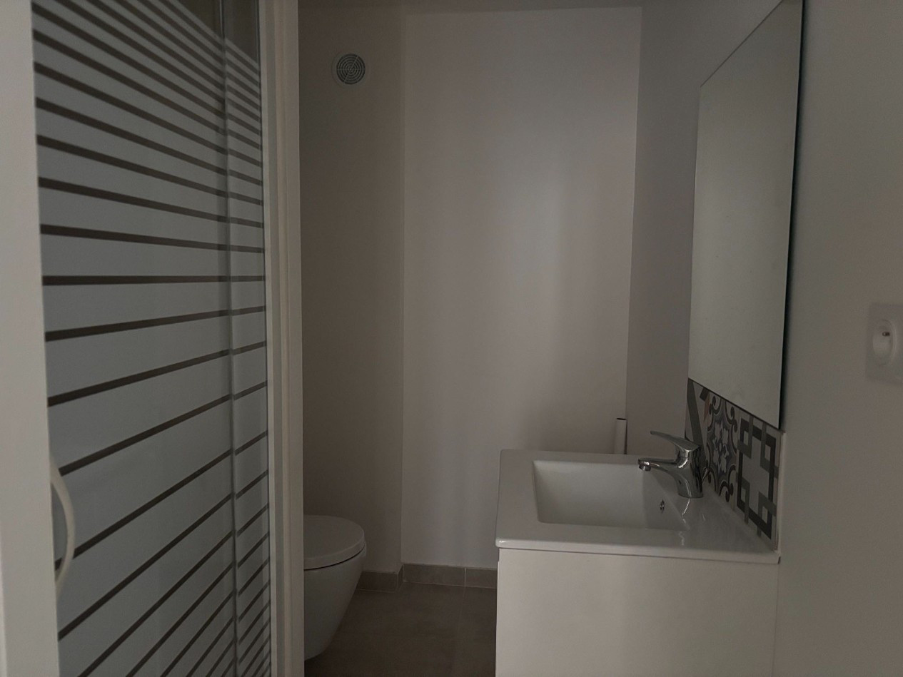 
                                                Location
                                                 Studio refait à neuf avec cour - Centre ville
