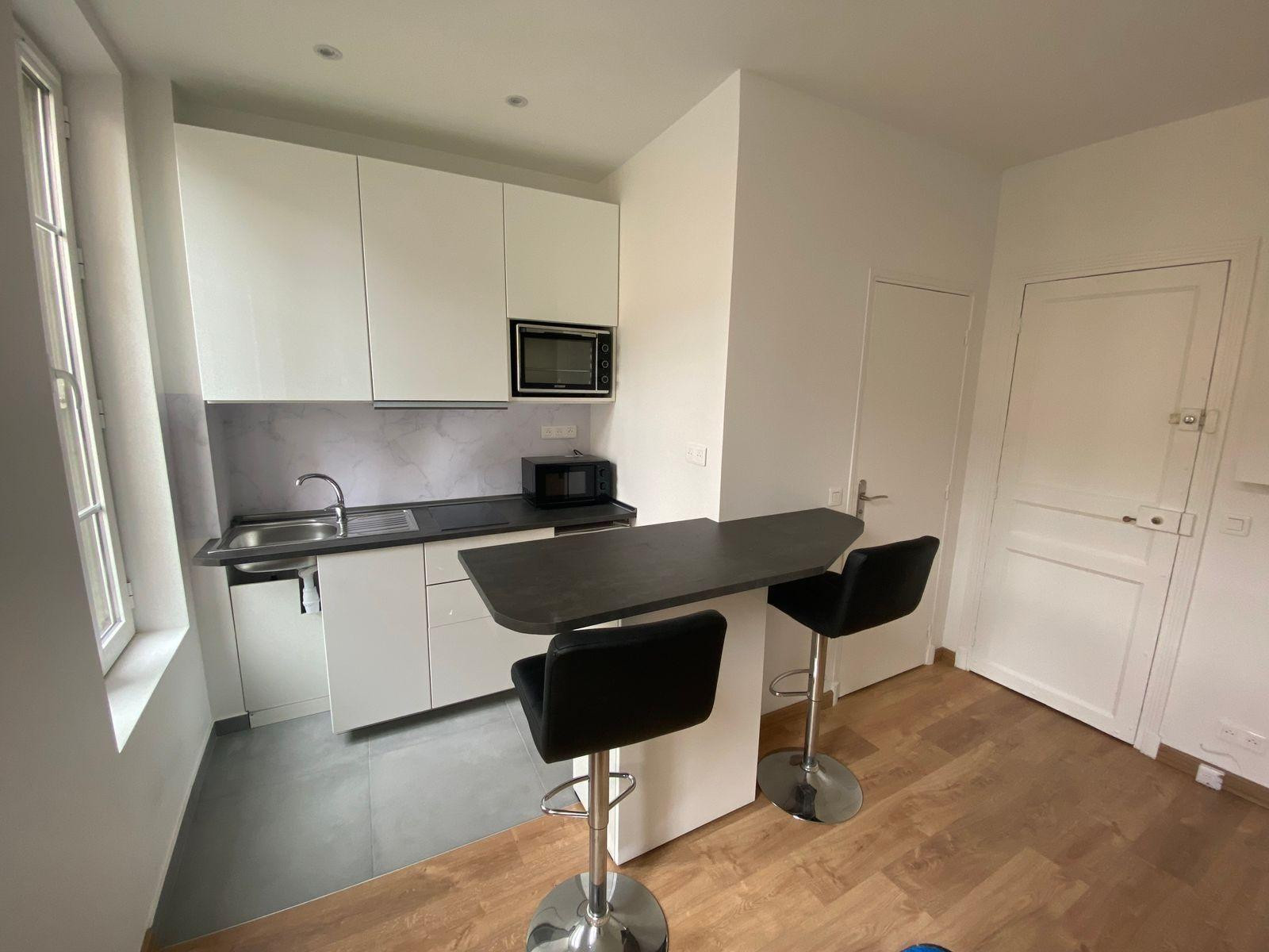 
                                                Location
                                                 Studio refait à neuf, donnant sur jardin au calme
