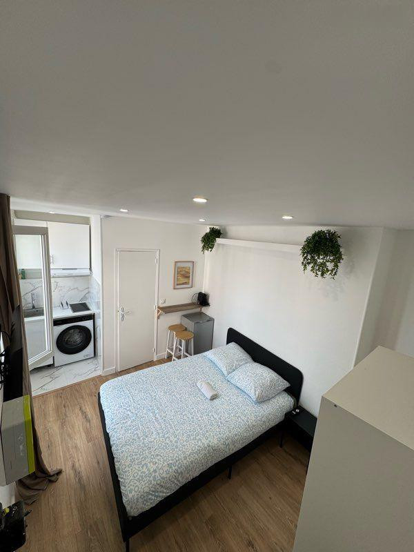 
                                                Location
                                                 Studio refait à neuf équipe