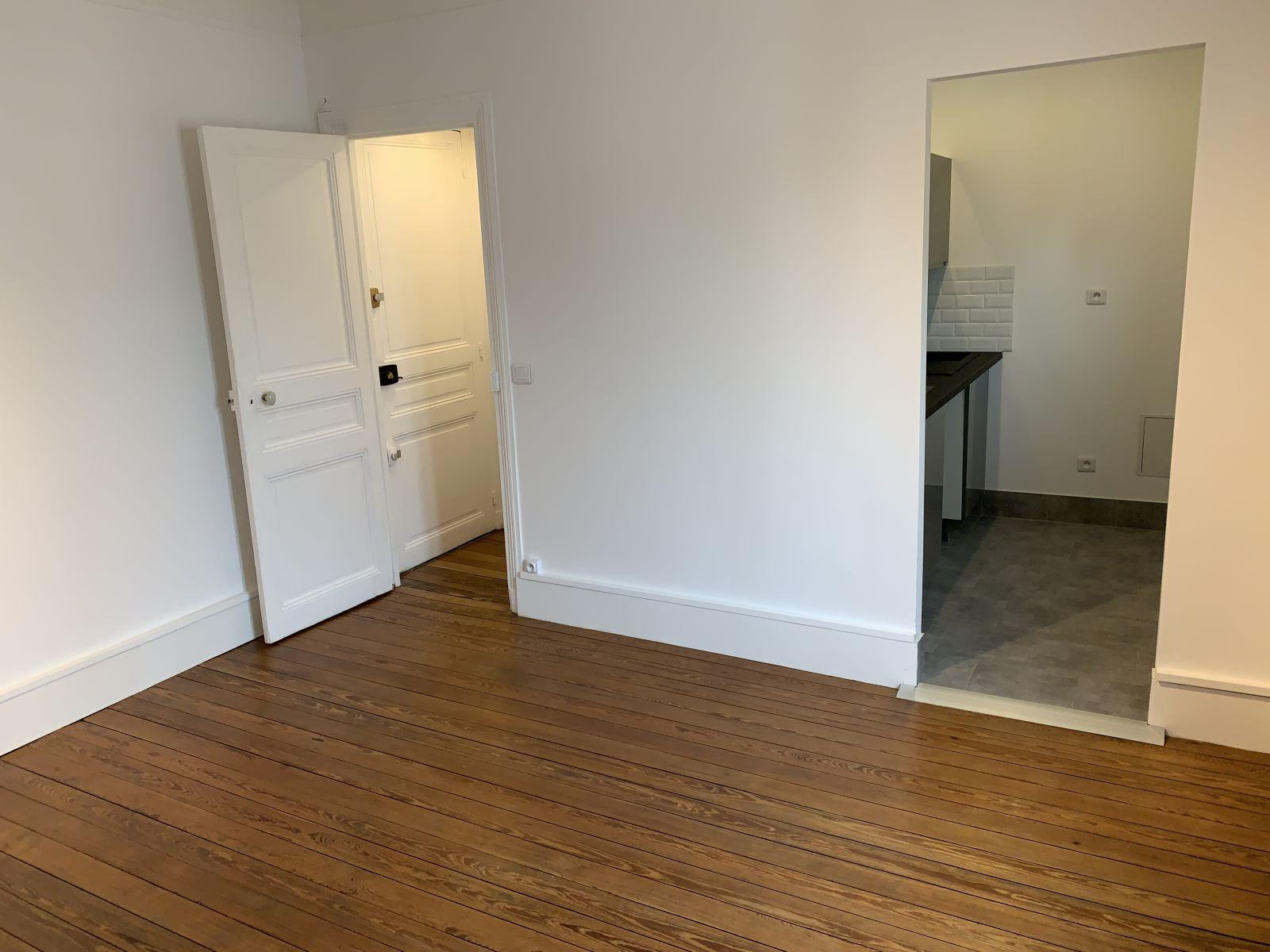 
                                                Location
                                                 Studio refait à neuf et lumineux