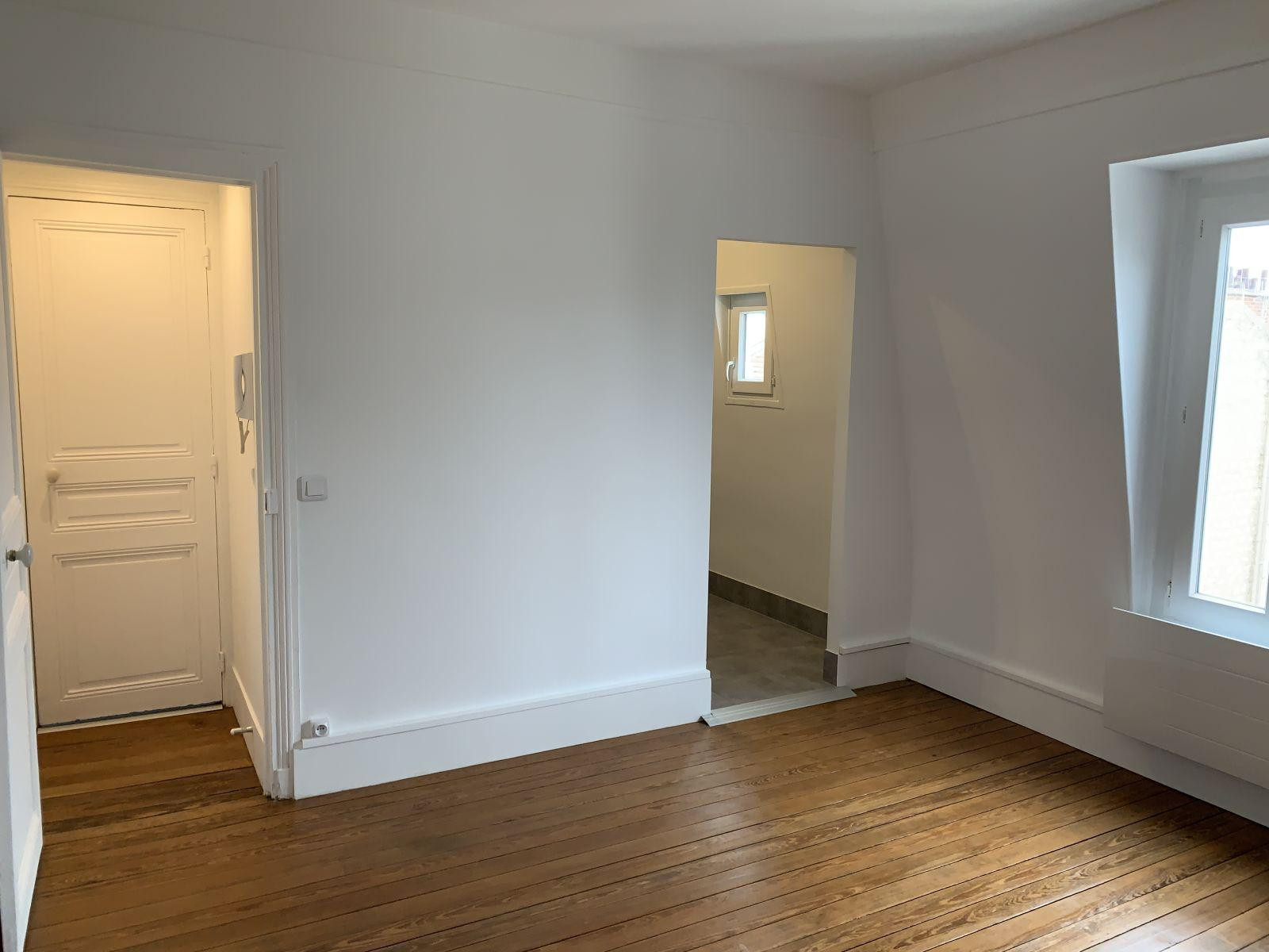 
                                                Location
                                                 Studio refait à neuf et lumineux