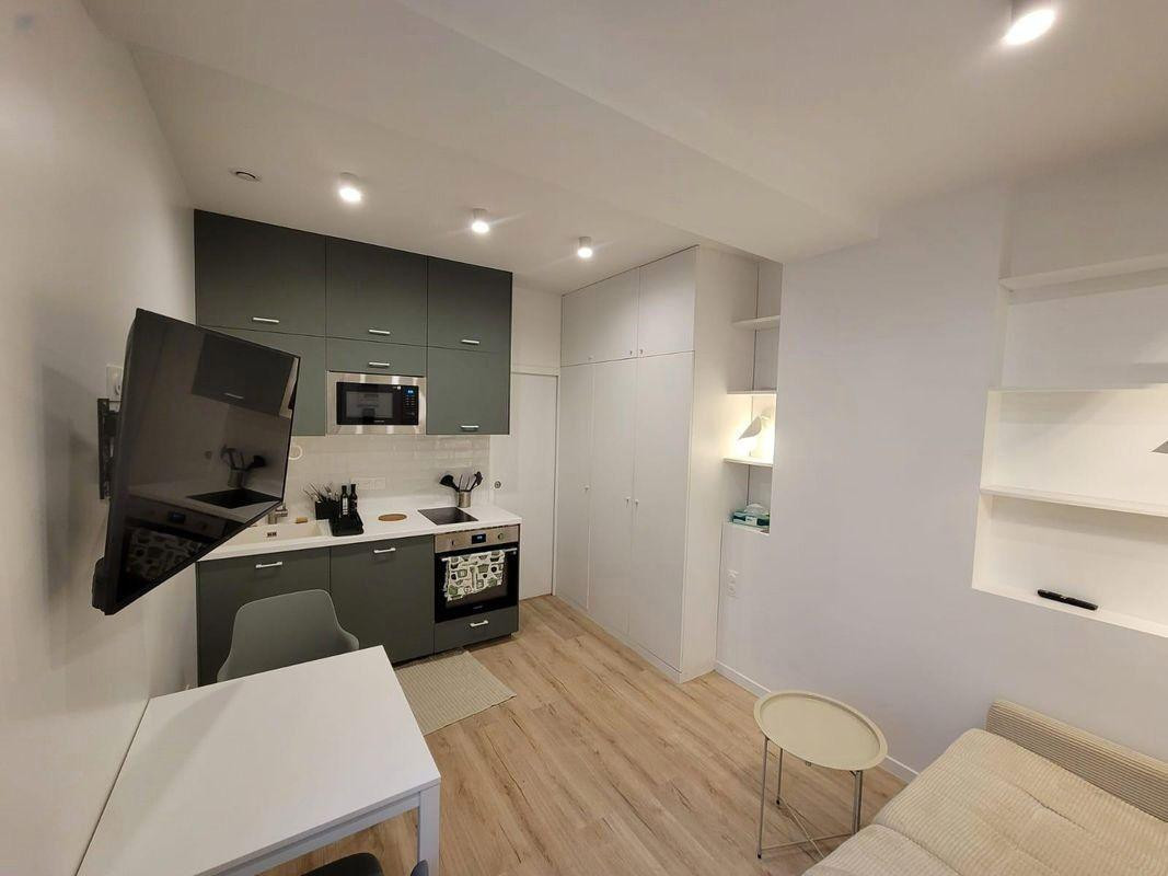 
                                                Location
                                                 Studio refait à neuf par un architecte