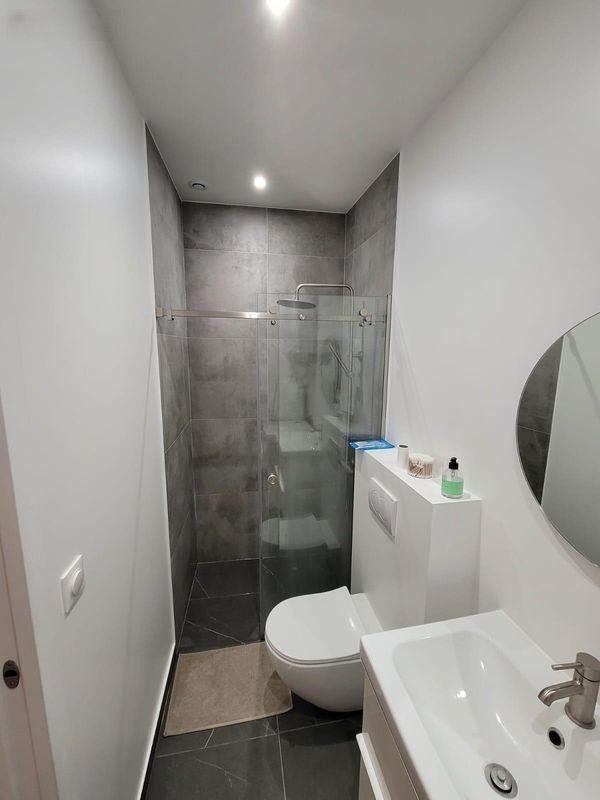 
                                                Location
                                                 Studio refait à neuf par un architecte