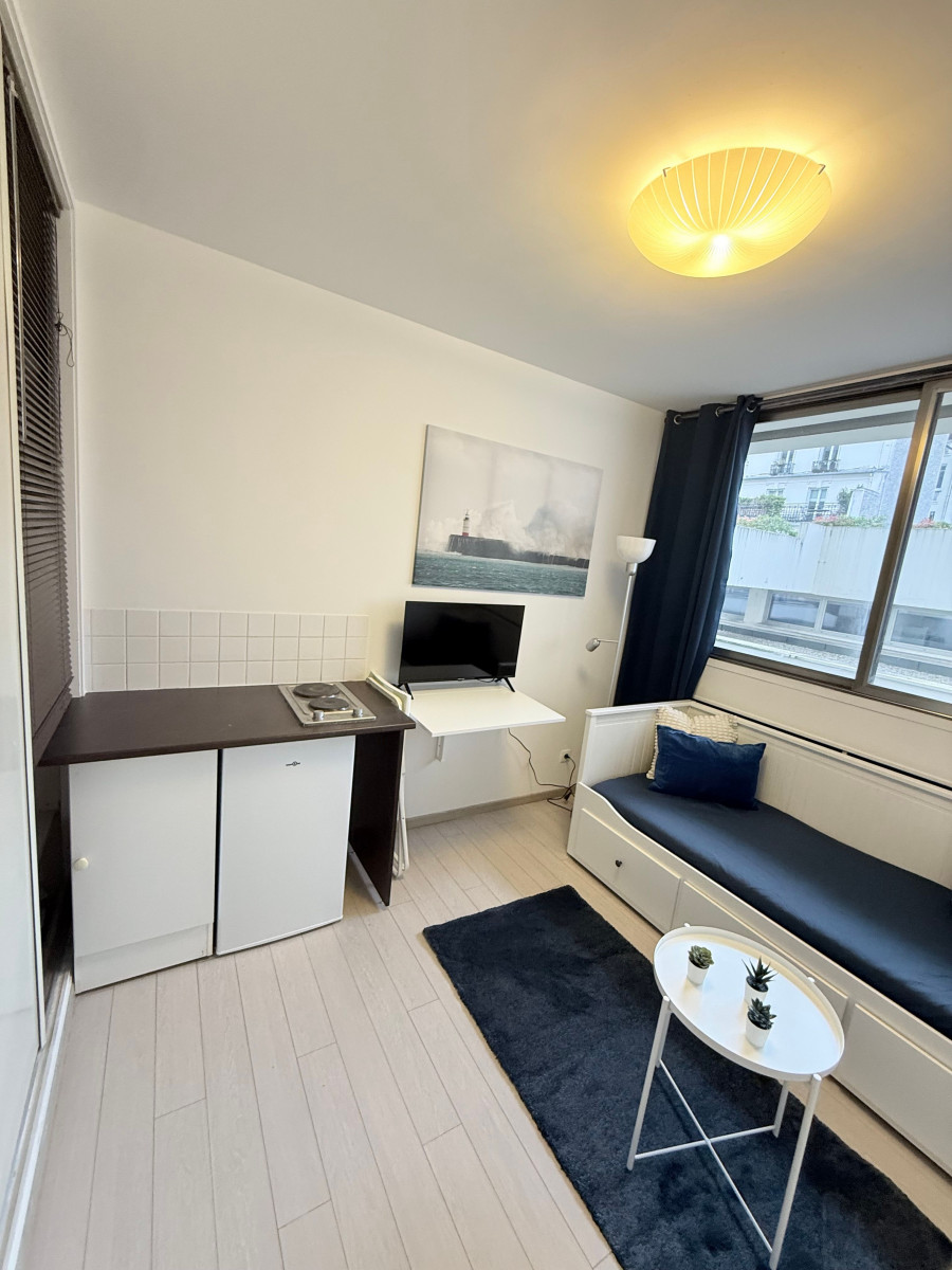 
                                                Location
                                                 Studio refait à neuf - Tour Eiffel (loyer tout inclus)